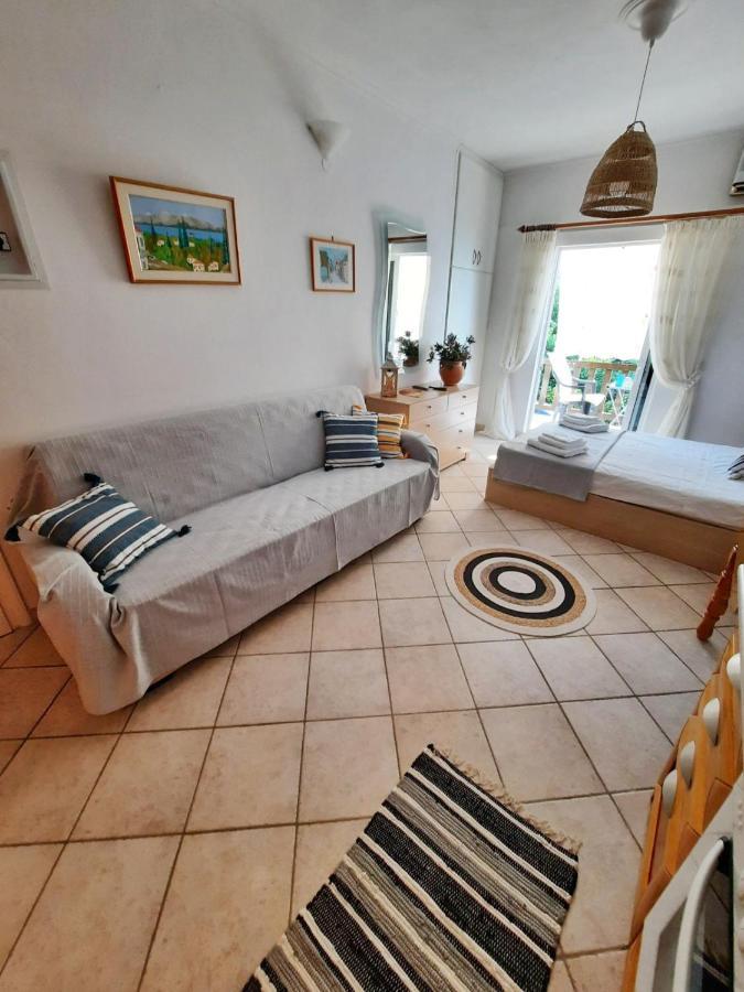 Beautiful Seaside Studio Akrata Luaran gambar